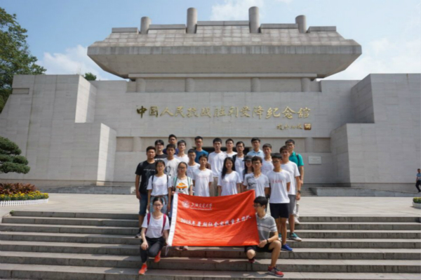 1534602374202034.jpg 图8 参观烈士陵园_meitu_17-600.jpg