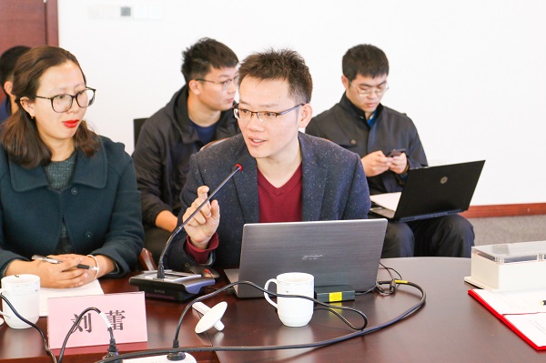 1555318964461817.jpeg 图4 上海交通大学海上装备与系统研究所副所长王鸿东介绍中国智能船艇挑战赛“海上争锋”竞赛方案.JPEG